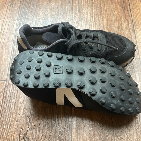 Veja Trainers. Used in very good condition.size EU 38. US 7. - Picture 4 of 9
